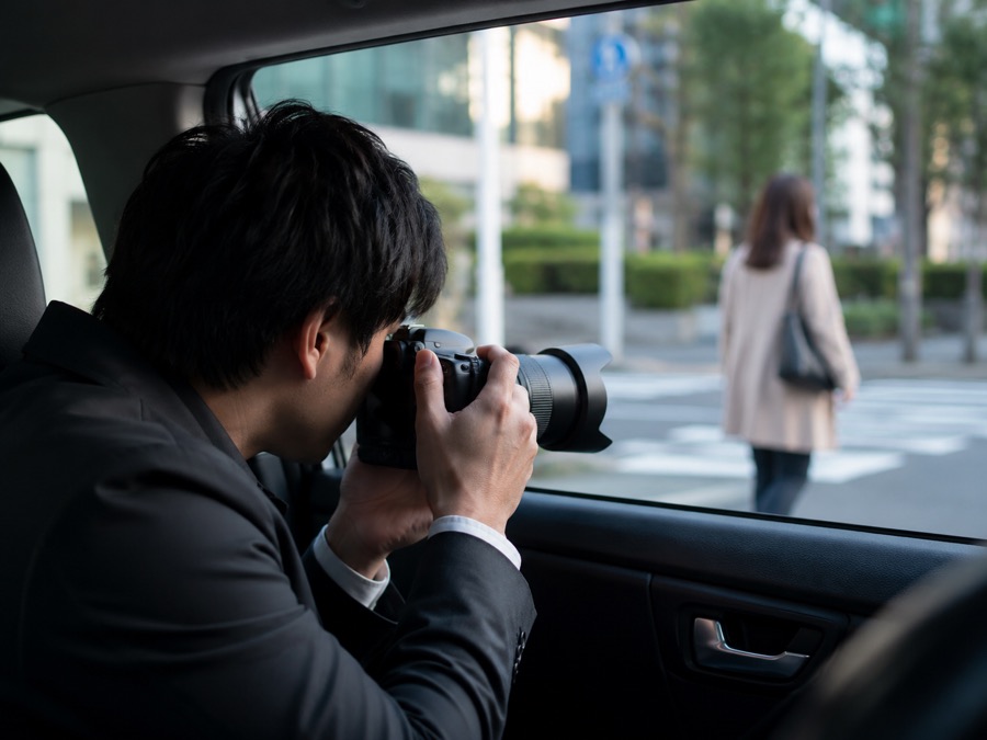 車内から対象者を確認する調査員
